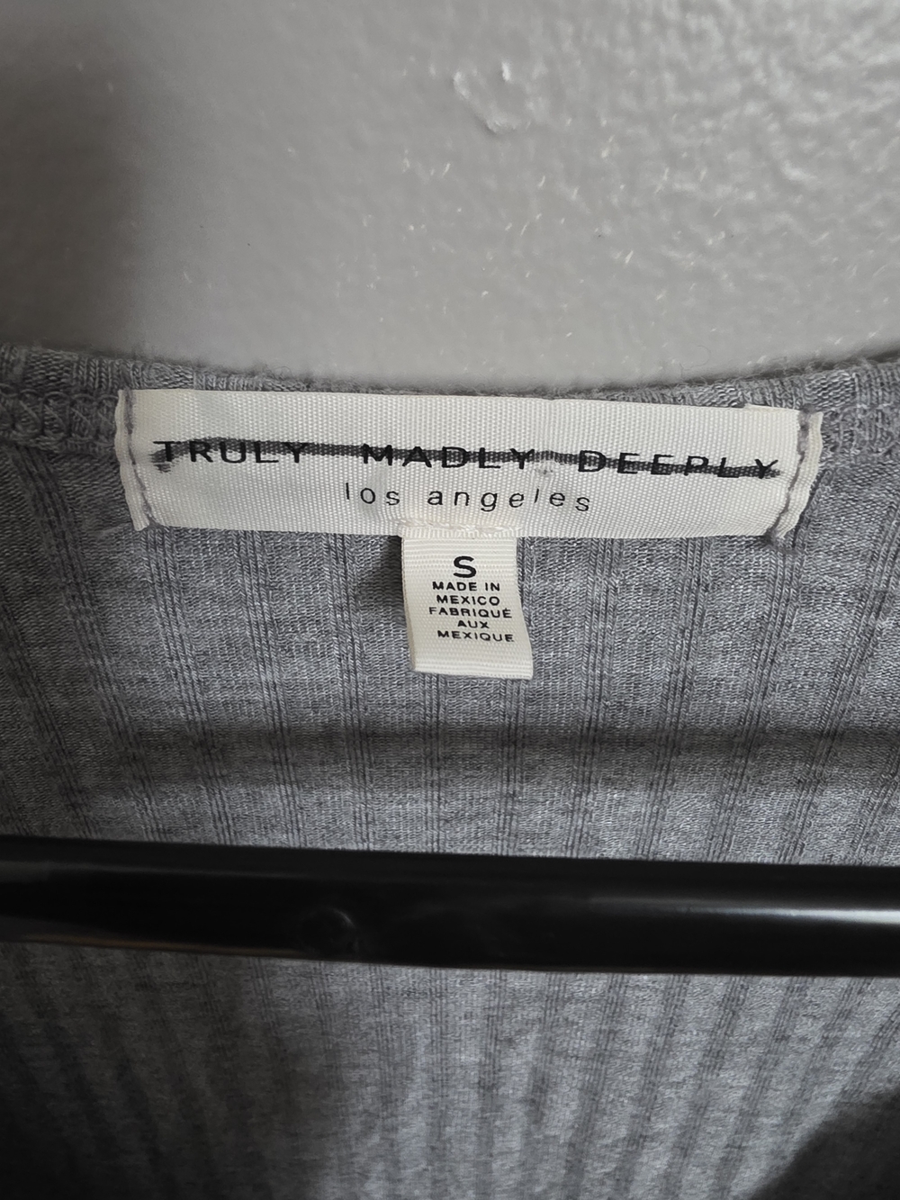 Truly Madly Deeply Grey Ribbed Plunging Deep V-Neck Tee Small - Picture 3 of 3